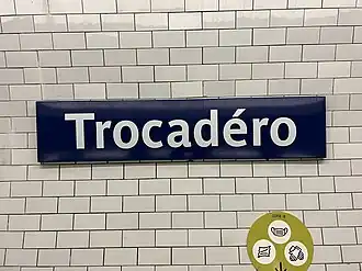 Panneau indiquant le nom de la station.