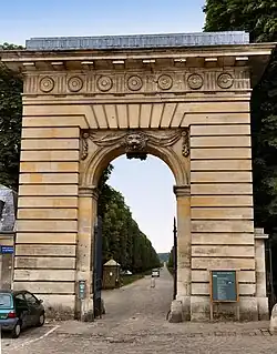L'arc de triomphe de la porte Saint-Antoine.