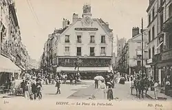 Place du Puits-Salé 1910 On remarque l'allumeur de réverbères sur son échelle à l'arrière-plan.
