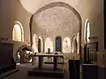 abside romane éclairée, mobilier liturgique, stalles