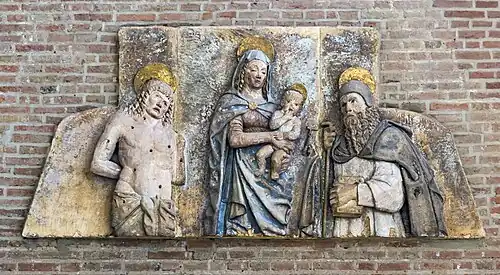 Bas-relief polychrome du XVe&nbsp;siècle.