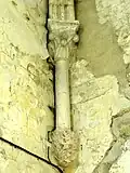 Chapelle, cul-de-lampe et colonnette.