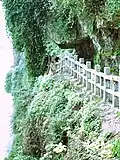 Chemin de la grotte en bord de falaise