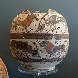 Olpe de la manufacture étrusque de style corinthien à figures noires, 630-600 av. J.-C. (Inv. n° 35499, collection Astarita, salle XX)[66]