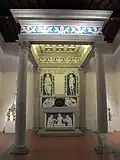 Andrea della Robbia, petit temple pour les reliques du saint lait, XVe&nbsp;siècle. Les chapelles du saint lait formaient une extension "hors les murs" du territoire sacré de la grotte du lait en Terre Sainte, dans toute l'Europe : on ramenait la relique, mais aussi, la présence du sacré.