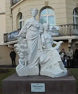 Émile Joseph Carlier, Monument aux Vilmorin (1908) (vestiges restaurés en 2015), Verrières-le-Buisson, place Charles-de-Gaulle.