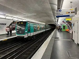 Arrivée d'une rame MF 01 en direction de Nation.