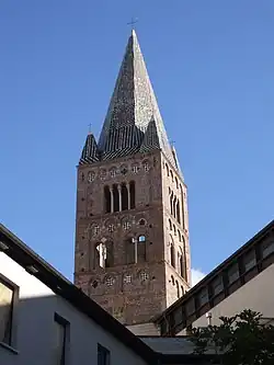 Le campanile.