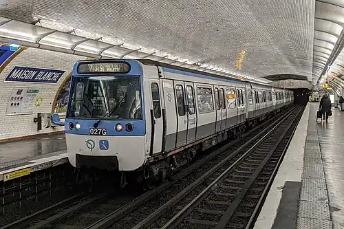 Rame MF 77 à quai.