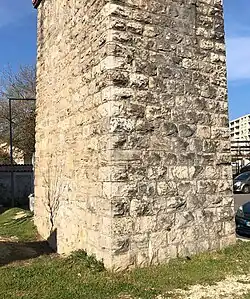 Photographie en couleurs d'une des piles en pierres de taille du viaduc.
