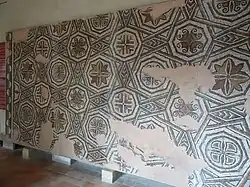 Photo d'une mosaïque antique reconstituée.