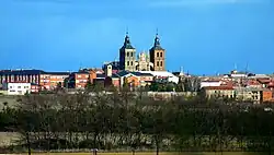 Vue générale de la cathédrale et du centre-ville d'Astorga.