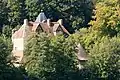 Une vue sur les toitures du manoir.