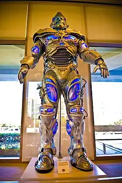 Armure métalique de science-fiction incluant des lumières bleues.