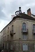 Hôtel de ville, rue de Beauvais à l'angle de la rue Vieille de Paris. Il date du Moyen Âge et a été remanié au XVIIIe&nbsp;siècle.