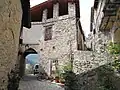 La porte nord-est sur la rue de la Tour, côté village.