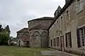 Le prieuré côté jardin avec vue sur l'église et le château de la Marthonye