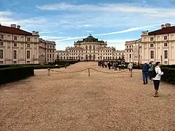 Depuis la petite place devant l'édifice.