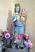 La statue de la Vierge à l'Enfant.