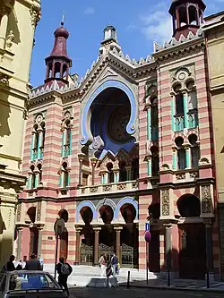 La façade de la synagogue.