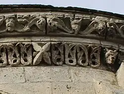 Détail des modillons du chevet : figure humaine et animaux.