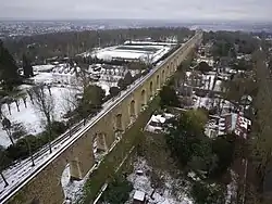 Vue aérienne de l'aqueduc, sous la neige, en direction de la tour du Levant.