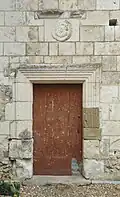 Une porte latérale.