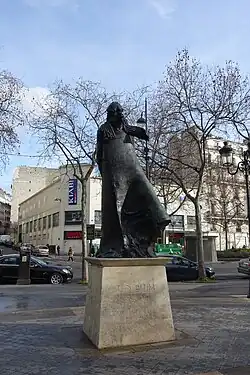 Statue de Léon Blum par Philippe Garel (1985), place Léon-Blum à Paris[19].