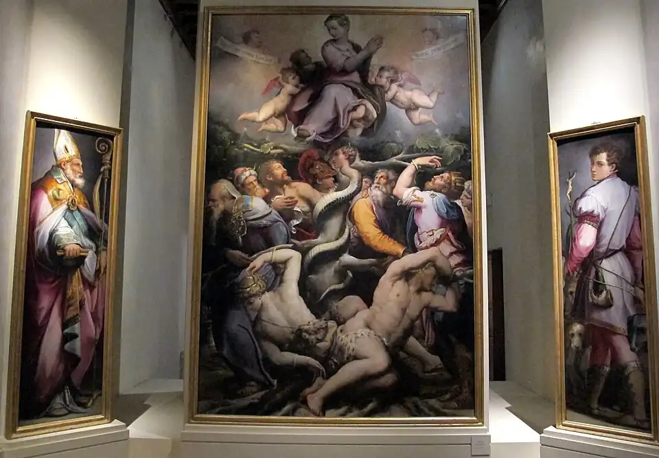 Trois tableaux qui ne sont pas intégrés dans un retable. Tableau du centre : une foule regarde la Vierge dans le ciel - Tableaux latéraux : un personnage en pied