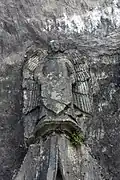 L'ange tient un écu.