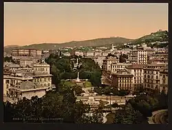 La place photographiée depuis l'esplanade Acquasola, au centre on peut aussi voir la Villetta di Negro, située sur la colline en face de la place.