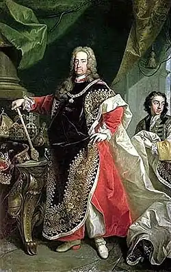 Portrait en pied d'un homme imposant vêtu de rouge sous une chasuble noire brodée, appuyé sur son sceptre.