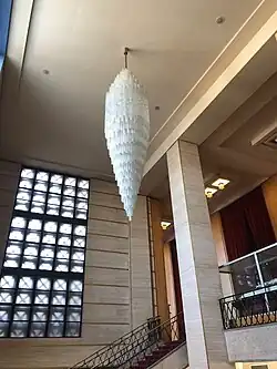 Grand Lustre de l'Hôtel de Ville, dans le Grand Escalier.