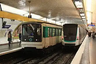 Croisement entre une ancienne rame MF 67 et un nouveau train MF 01 dans la station, en 2014.