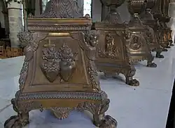 Pieds de chandeliers.