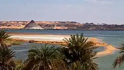 Photo d'un lac et d'une bande de sable