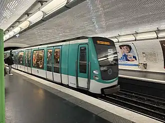 Arrivée d'une rame MF 01 en direction de Porte Dauphine.