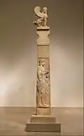 Stèle funéraire surmontée d'un sphinx, 530 avant notre ère.