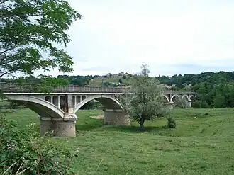 Le pont enjambant la Loire, avec les maisons d'Iguerande en arrière-plan.