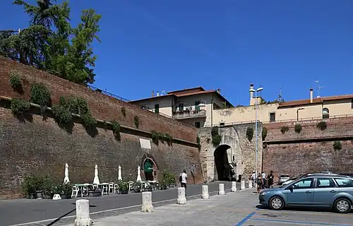 La Porta Vecchia contre le Bastion Cavallerizza.
