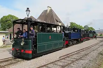 La HL303 de l'ASVi devant la 040T no&nbsp;22 du Velay Express à Saint-Valery-Ville en 2021.