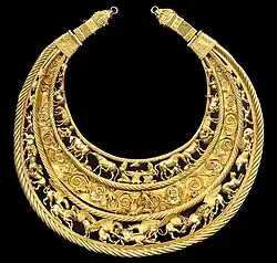 Pectoral du kourgane de Tovsta Mohyla, Ukraine. IVe&nbsp;siècle. D. 30 cm. Musée national de l'histoire de l'Ukraine