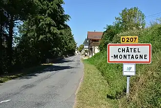 Entrée par la route départementale 207 avec ses panneaux