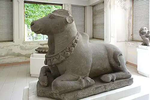 Nandin. Trà Kiệu. Xe&nbsp;siècle. Grès. H. 105&nbsp;cm; L. 122&nbsp;cm; P. 64&nbsp;cm.[113]