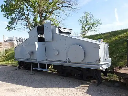 Un locotracteur blindé Crochat à voie de 60&nbsp;cm préservé au Fort d'Uxegney.