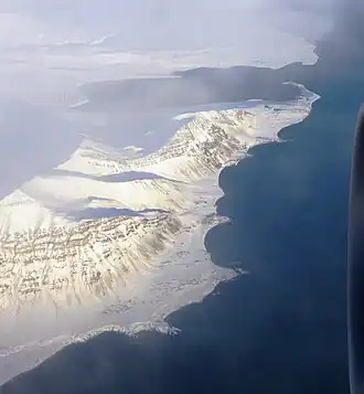 De gauche à droite : le point culminant d'Ingeborgfjellet (non nommé), puis Sundhøgda (452 m), la baie de Fridtjovhamna et sur la droite le Bellsund.