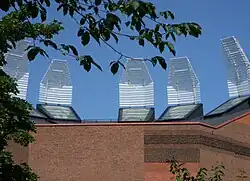 Réflecteurs solaires montés sur le toit.