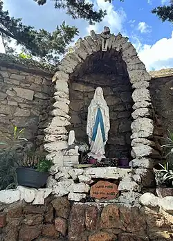 Autel à la Vierge Marie dans le jardin du couvent.