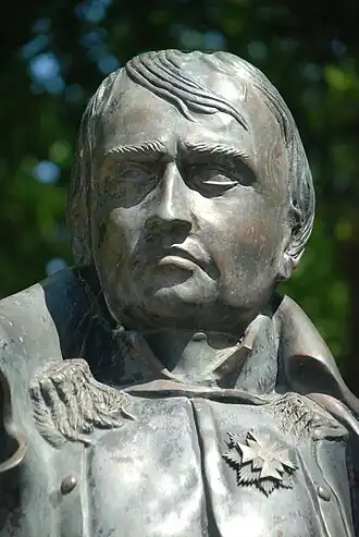 La statue de Napoléon érigée dans le jardin du musée.