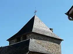 Le clocher carré.